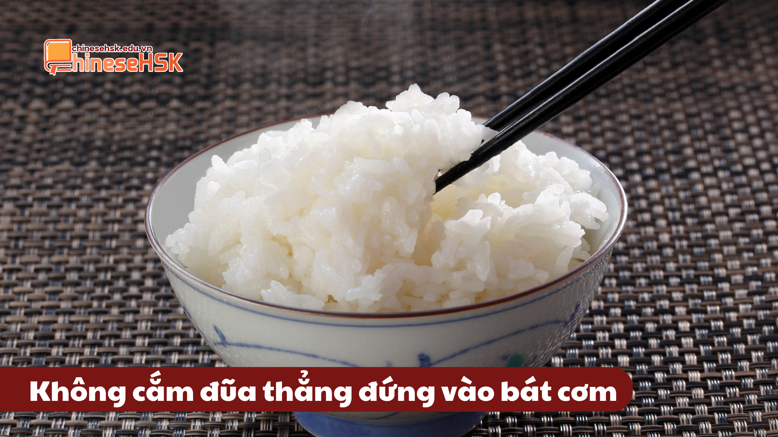 CÁC ĐIỀU CẤM KỴ TRONG BỮA CƠM GIA ĐÌNH TẠI TRUNG QUỐC 2 Không cắm đũa thẳng đứng vào bát cơm