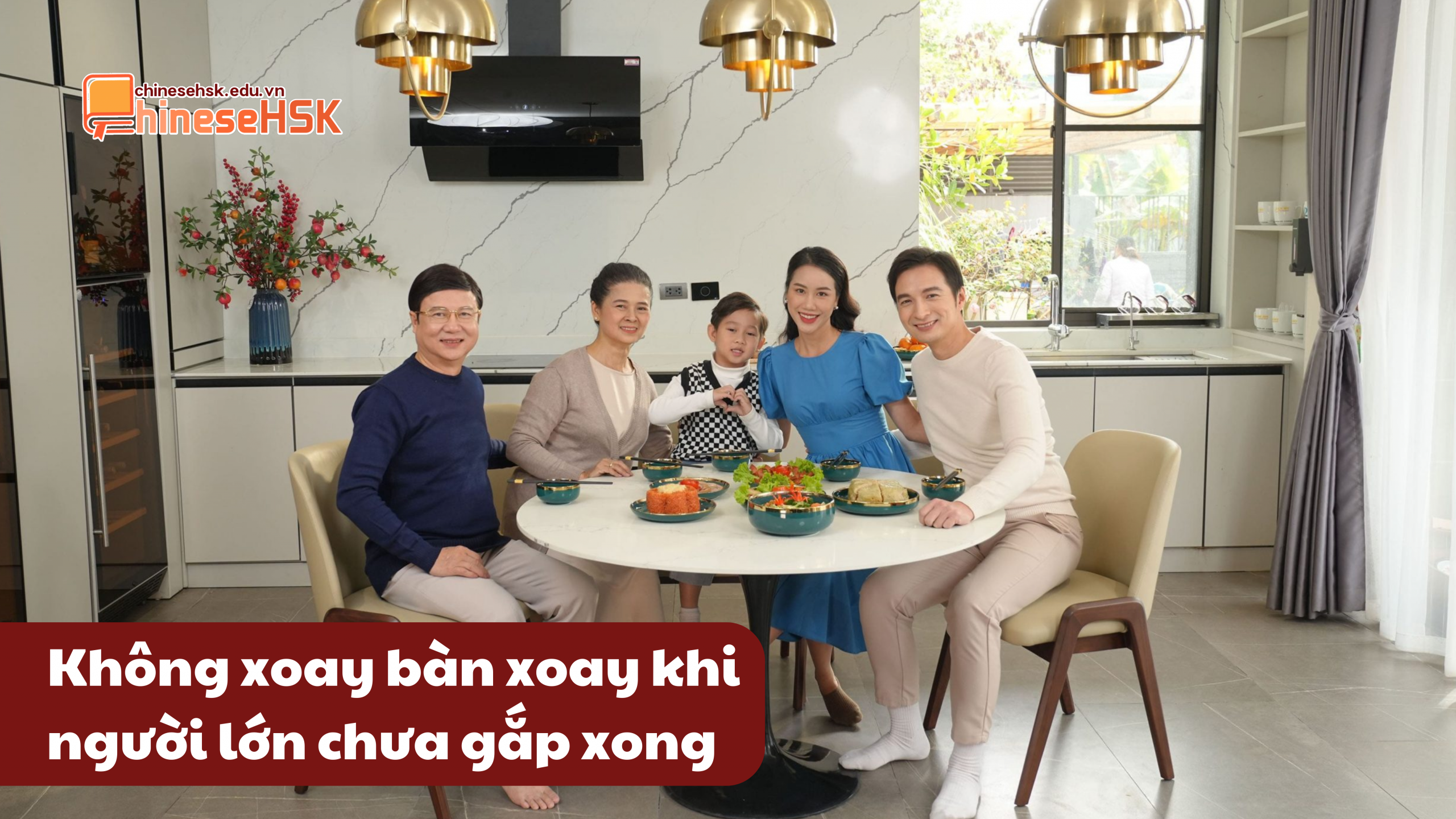 CÁC ĐIỀU CẤM KỴ TRONG BỮA CƠM GIA ĐÌNH TẠI TRUNG QUỐC 6 Không xoay bàn xoay khi người lớn chưa gắp xong